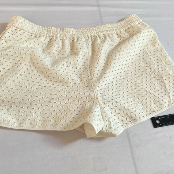 DianeVonFurstenbergsize 12 white pull on shorts pockets curve hem